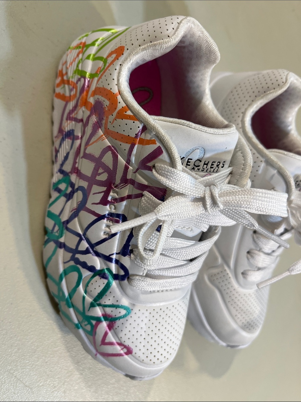 Skechers White Kids Sneakers with Multicolor Graffiti Hearts